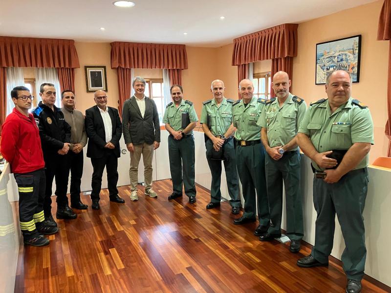 Abel Losada preside la reunión de coordinación del dispositivo de seguridad por la Festa do Marisco
