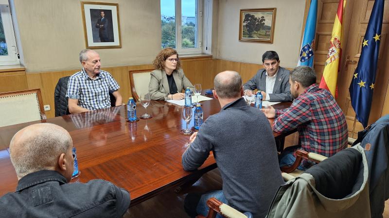 Pedro Blanco traslada la voluntad del Gobierno de completar con un 50% adicional las ayudas que apruebe la Xunta a los mariscadores de la ría de O Burgo hasta la recuperación de la actividad