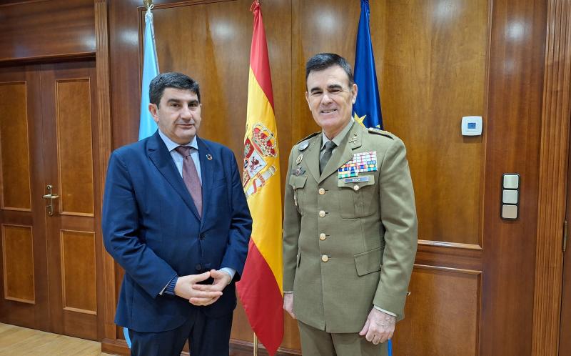 Pedro Blanco despide al jefe del Mando de Apoyo a la Maniobra y lo felicita por su nuevo destino