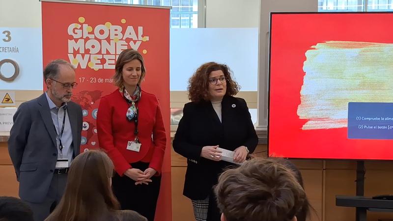 María Rivas destaca la importancia de una buena educación financiera entre la gente joven para que en el futuro puedan tomar las mejores decisiones sobre la gestión de su dinero