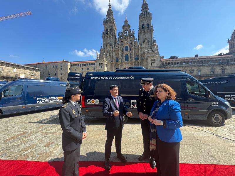 Pedro Blanco destaca el compromiso del Gobierno con los servicios públicos en el rural gallego al desplegar unidades móviles de expedición de DNI y pasaporte