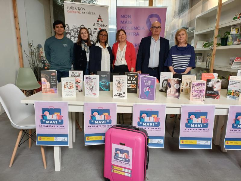 Eladio Santos presenta la Maleta Viajera contra la violencia de género en la ONG Valores, en Ourense
