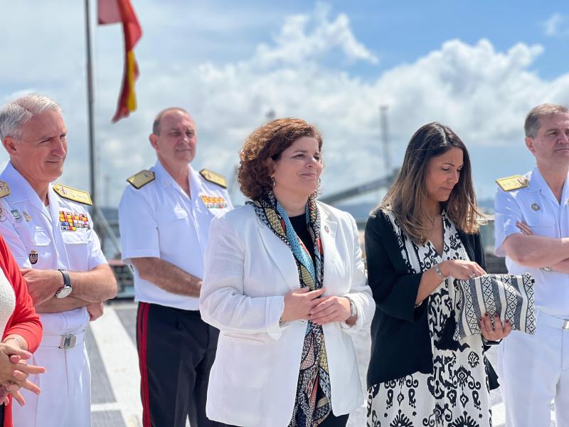 La subdelegada del Gobierno en A Coruña, María Rivas, visita el buque de Asalto anfibio ‘Castilla’