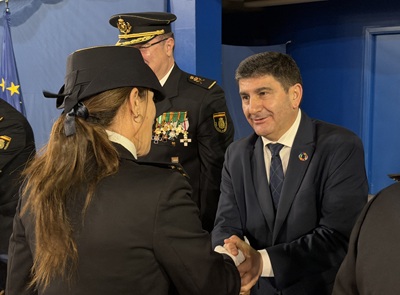 El delegado del Gobierno saluda a una agente de Policia Nacional que fue condecorada en este acto