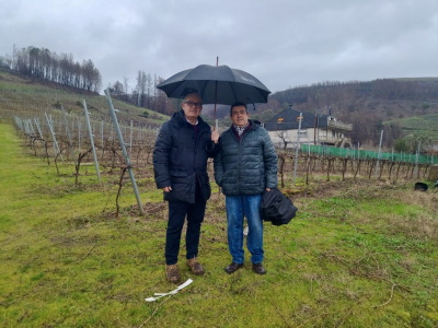 Eladio Santos, con un viticultor en Vilamartín