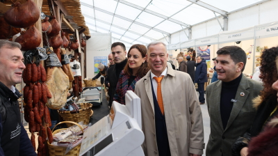 Imagen de autoridades paseando por la feria