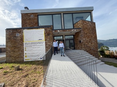 Exterior del edificio de la Casa de la Cultura de Portomarin