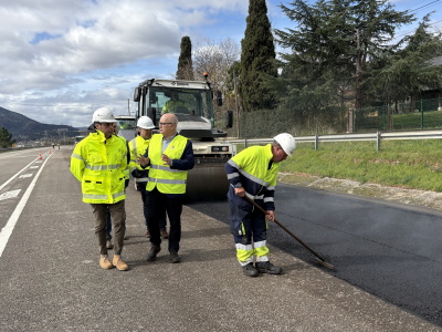 Eladio Santos, en los trabajos de asfaltado de la N-120