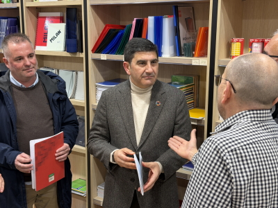 Pedro Blanco hablando con el librero