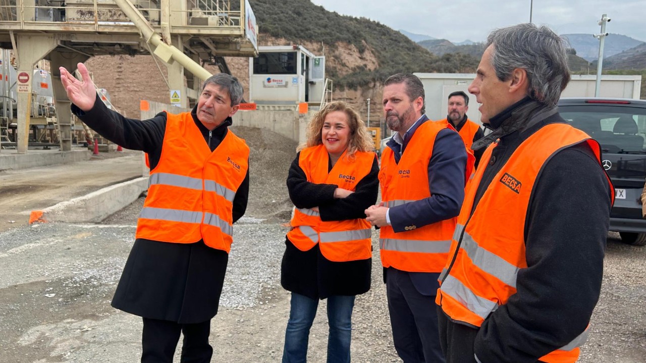Arraiz Nalda visita el proyecto de adaptación de la planta riojana de Becsa en la que se adapta un proyecto de asfaltos más sostenibles