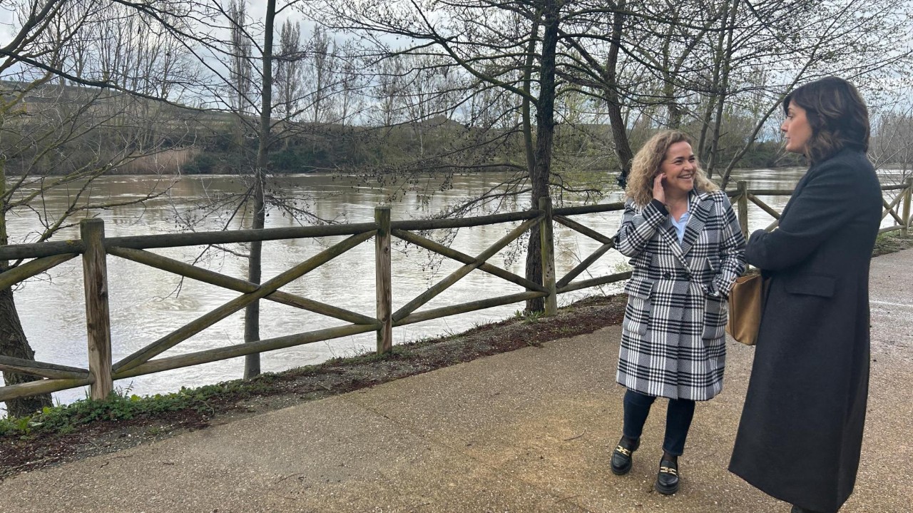 La delegada visita las actuaciones turísticas de Briñas, que mejoran los accesos al mirador del Ebro y la vía peatonal que discurre junto al cauce del río