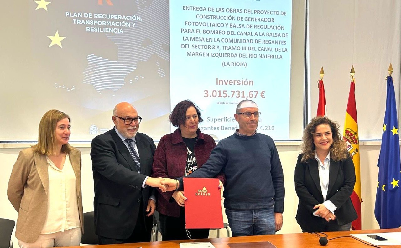 Begoña García Bernal, con la delegada del Gobierno, Beatriz Arraiz, y la consejera de Agricultura, Noemí Manzanos, en el acto de entrega de obras de modernización de regadíos a la Comunidad de Regantes del sector 3º, tramo III del Canal de la Margen Izquierda del Río Najerilla