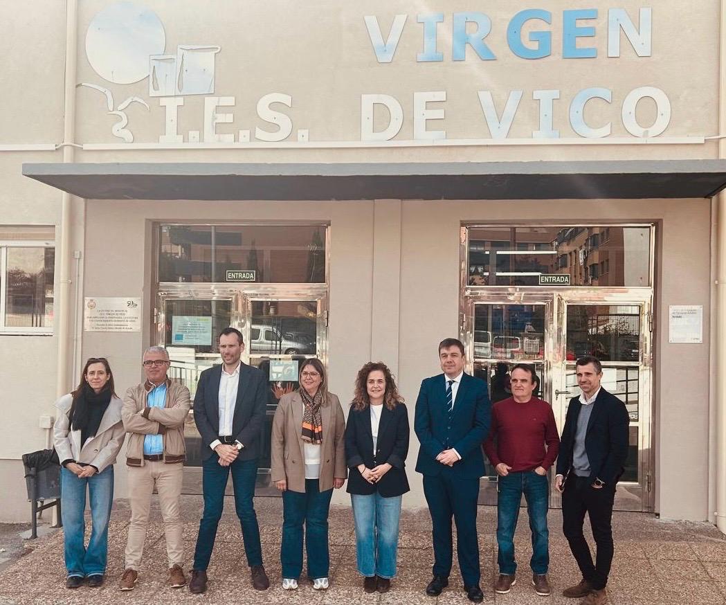 La delegada del Gobierno, Beatriz Arraiz, en la visita al IES Virgen de Vico