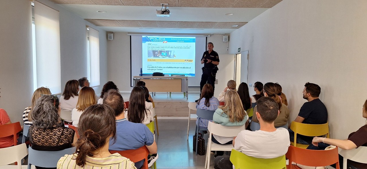 Charla de Policía Nacional sobre riesgos en Internet, en la SAA 2026