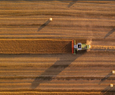Tractor en el campo visto desde el aire