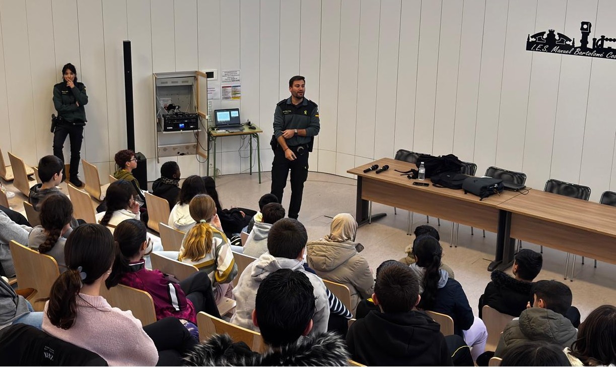 Guardia Civil imparte una charla en un centro educativo de La Rioja