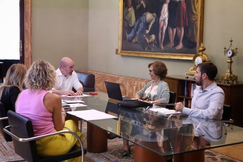 Francisco Martín se reúne con la jefa del Puesto de Control Fronterizo que la Delegación del Gobierno tiene en el aeropuerto de Barajas