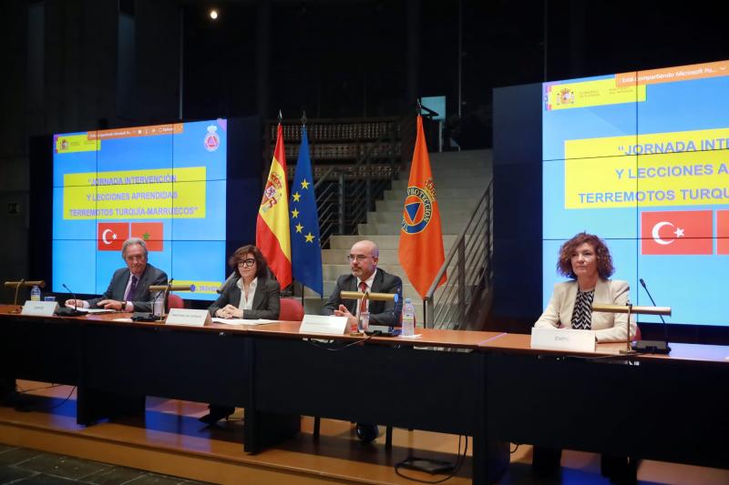 Francisco Martín asiste en la Escuela de Protección Civil a una jornada sobre emergencias causadas por terremotos