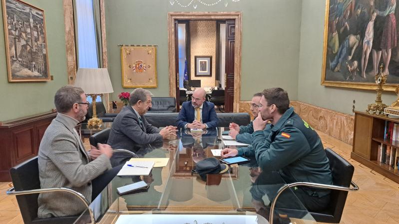 Francisco Martín traslada un mensaje de tranquilidad a los vecinos de Villanueva de la Cañada y acuerda con el alcalde un plan de refuerzo de la presencia policial