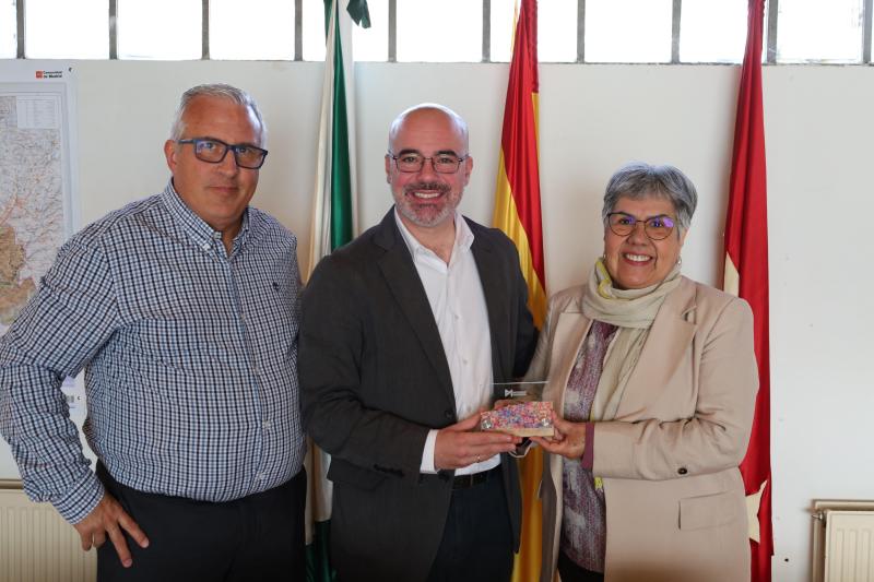 El delegado del Gobierno visita Robregordo, reconocida por su gestión de las migraciones, la diversidad y la convivencia