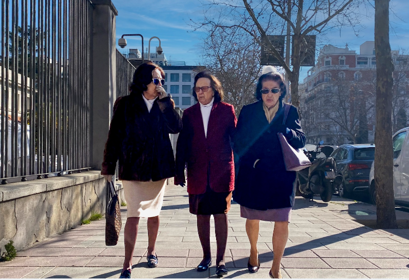 Mujeres pensionistas paseando