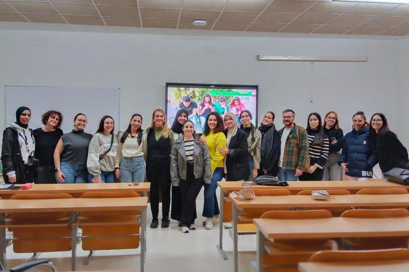 Fernández Treviño alerta sobre los peligros de la violencia en redes sociales al alumnado del Grado en Educación Social