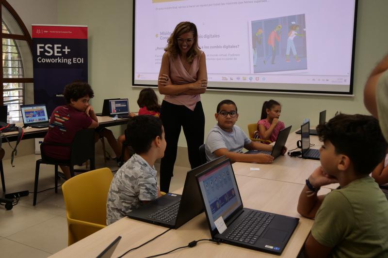 Moh destaca la importancia de la educación digital durante su visita a la Ciberteca del Parque Hernández