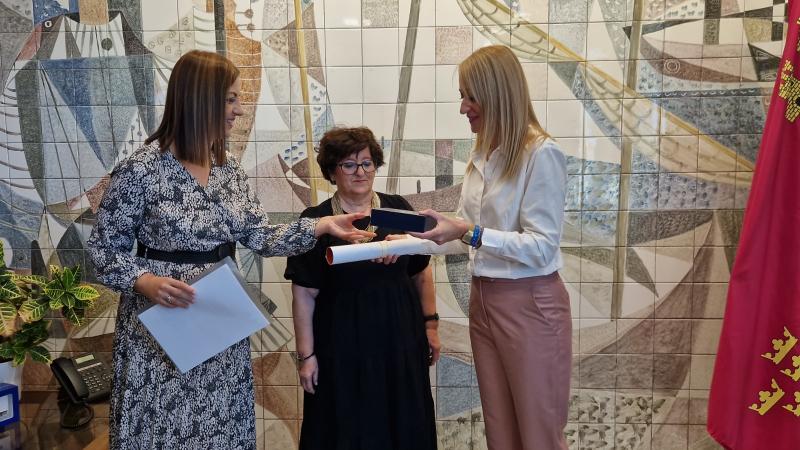 La delegada del Gobierno impone la Medalla al Mérito de la Seguridad Vial a una funcionaria de la Jefatura Provincial de Tráfico