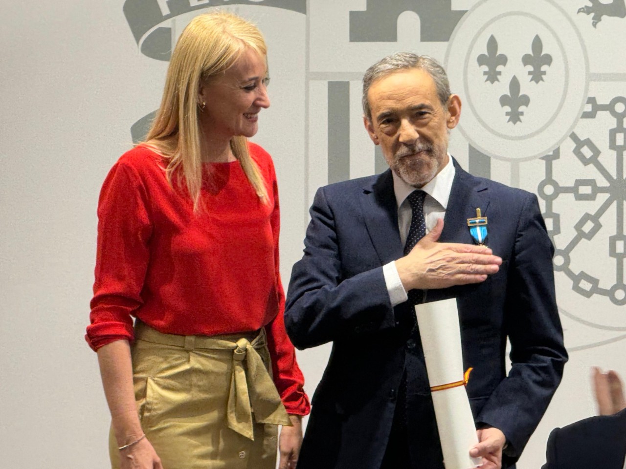 Guevara reconoce con las medallas de la Orden del Mérito Civil e Isabel la Católica el trabajo de seis profesionales por servicios relevantes a la ciudadanía