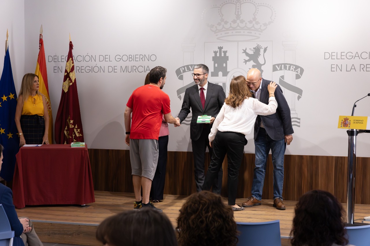 Foto de grupo con los representantes de los centros reconocidos