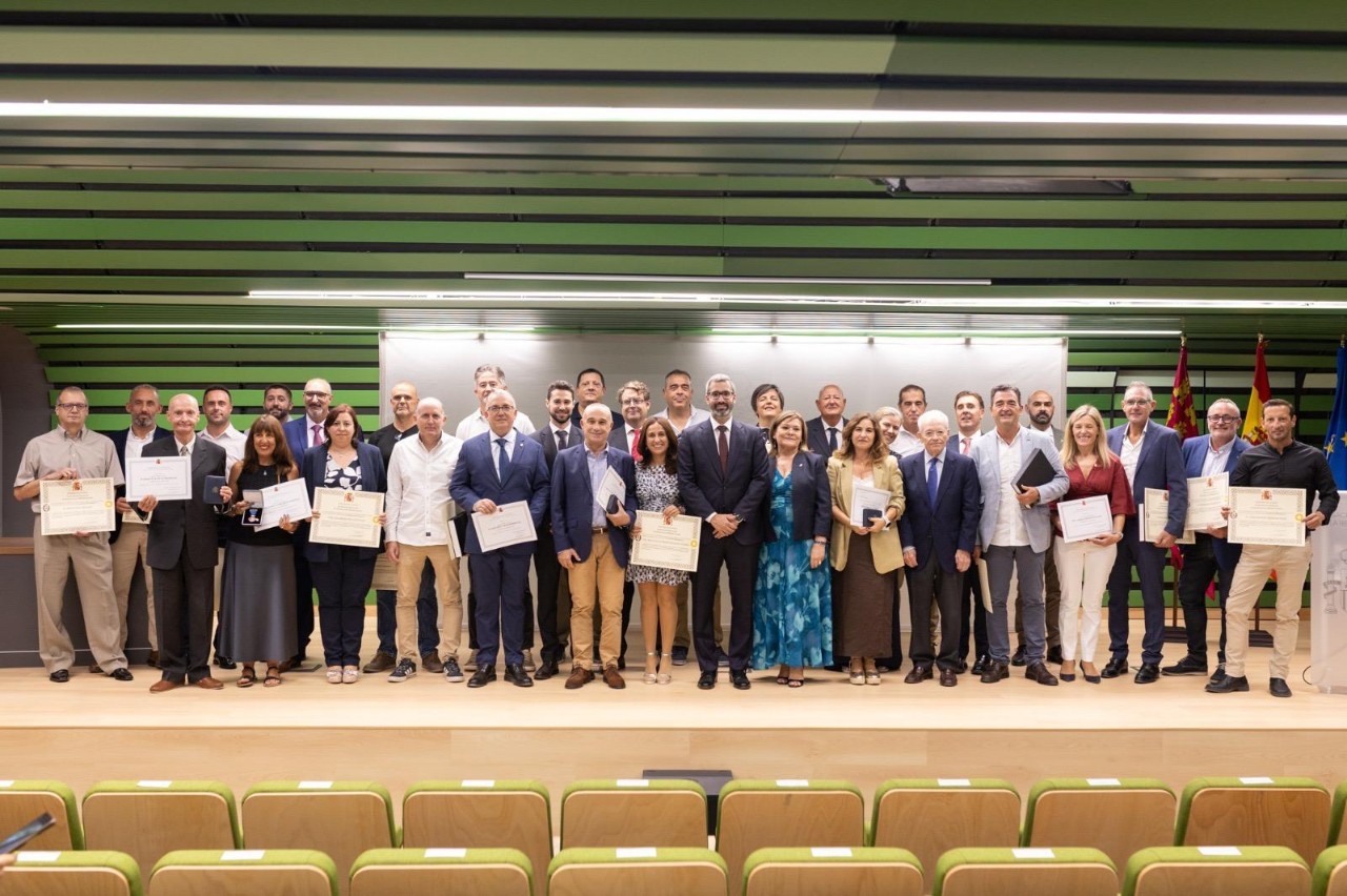Fotografía de grupo con los condecorados