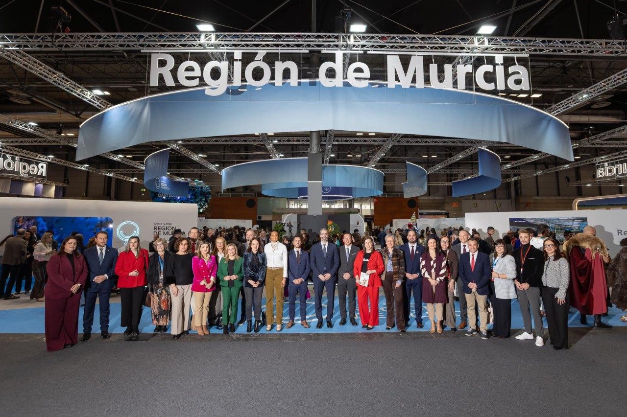 Francisco Lucas visitó el stand de la Región de Murcia en FITUR