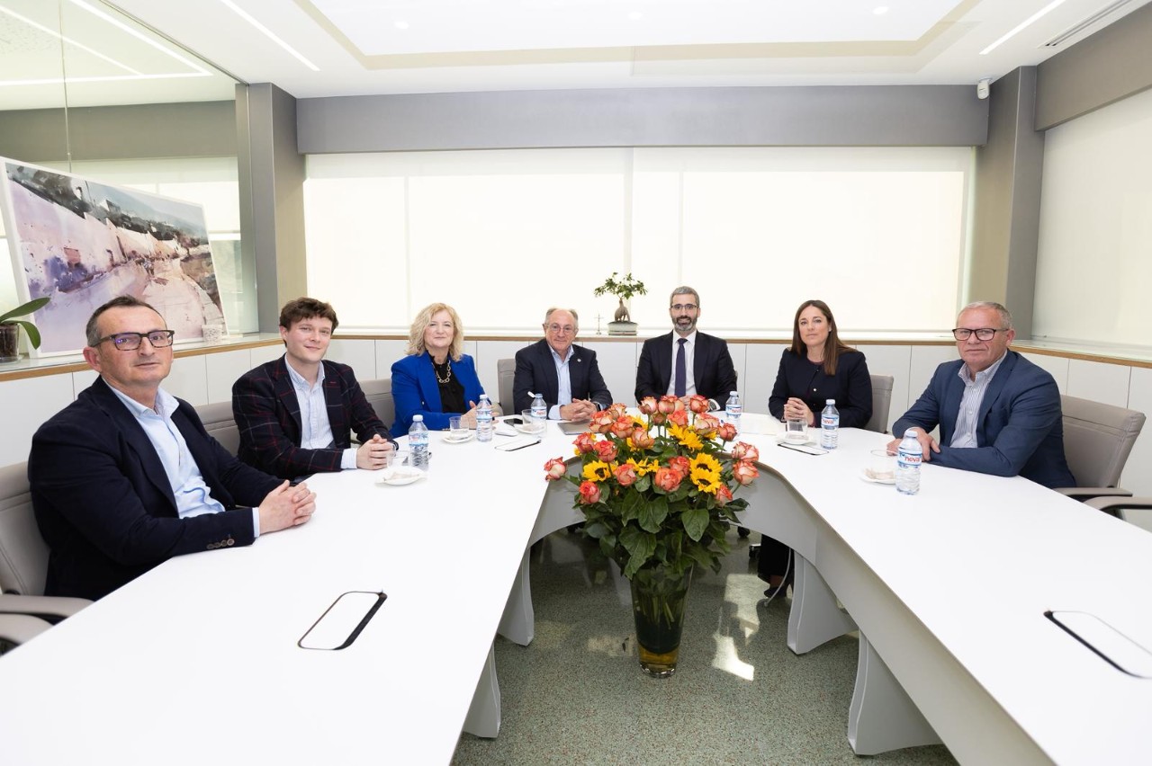 Lucas, durante su reunión con los directivos de la empresa Caudal