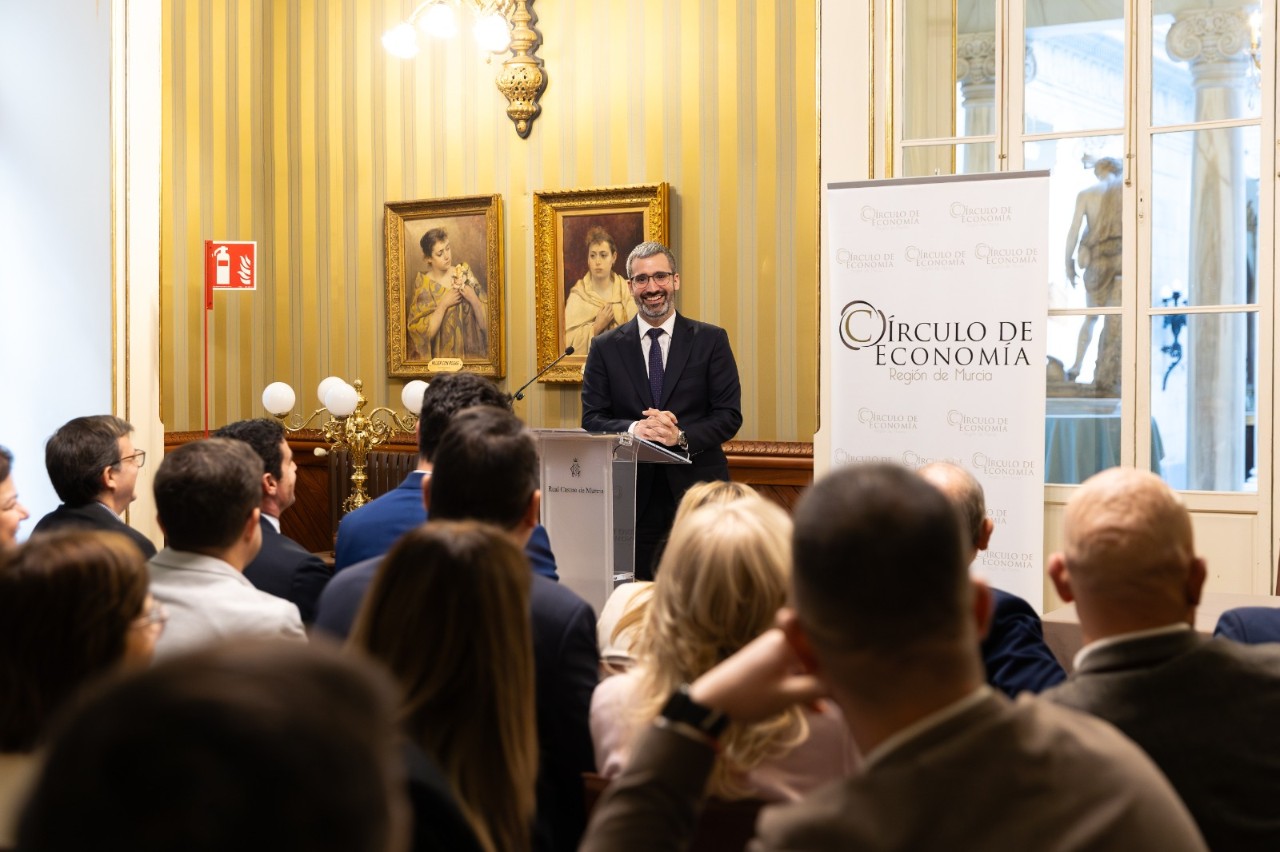 El delegado del Gobierno se dirige a los asistentes