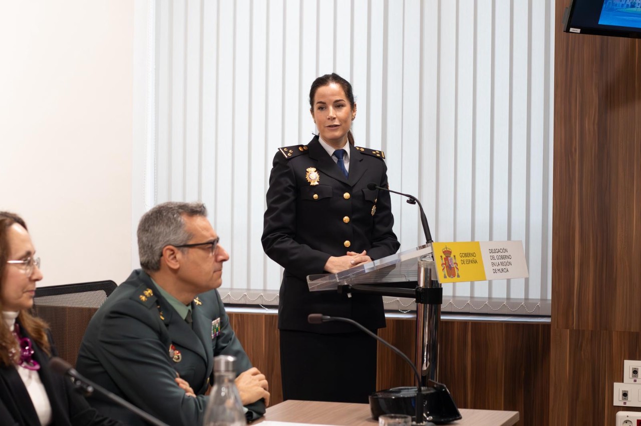 Intervención de una de las agentes de PN