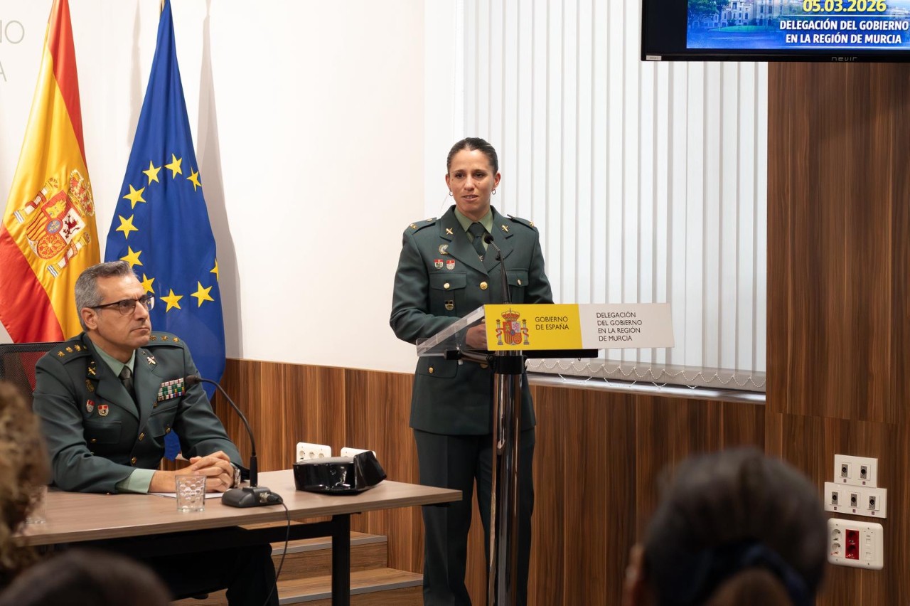 Una agente de la Guardia Civil se dirige a los asistentes