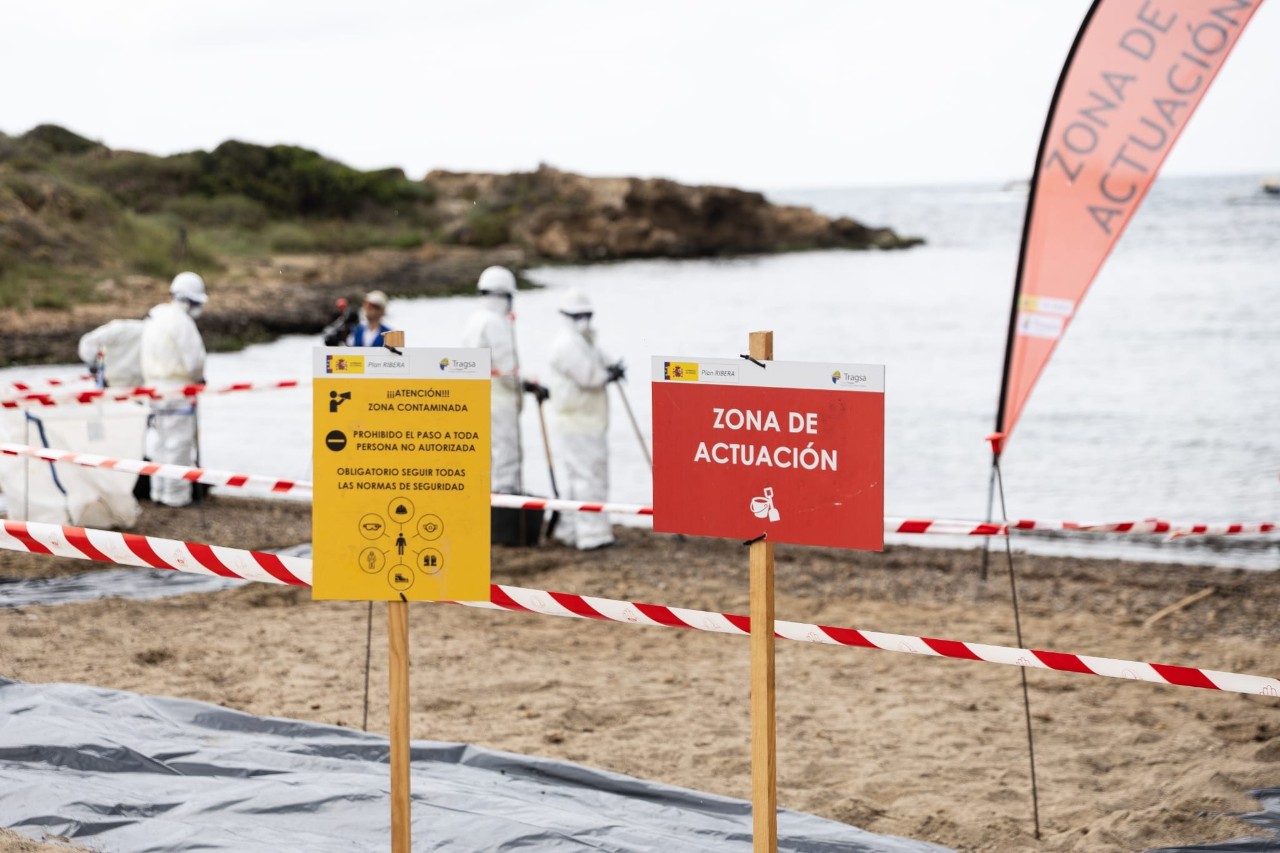 Imagen de la playa acordonada