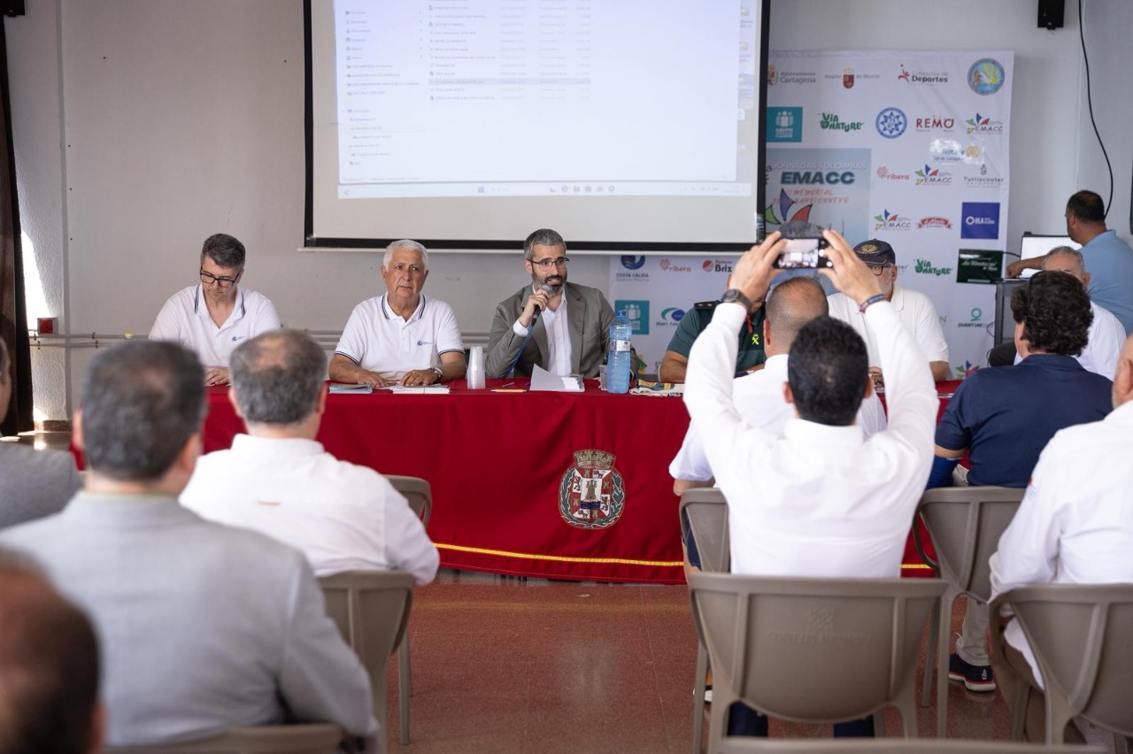 Lucas se dirige a los presidentes de los clubes náuticos