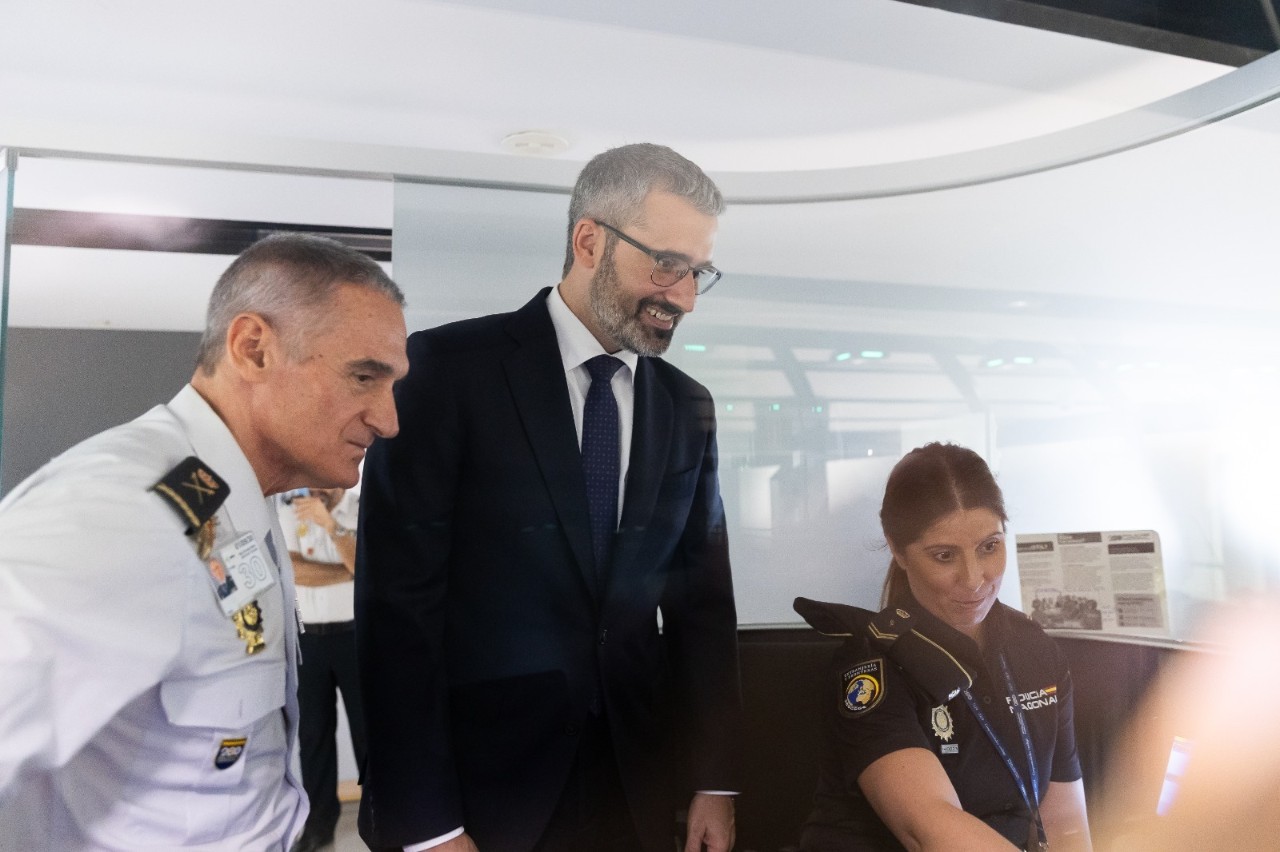 Lucas, en una de las cabinas de control de pasaportes