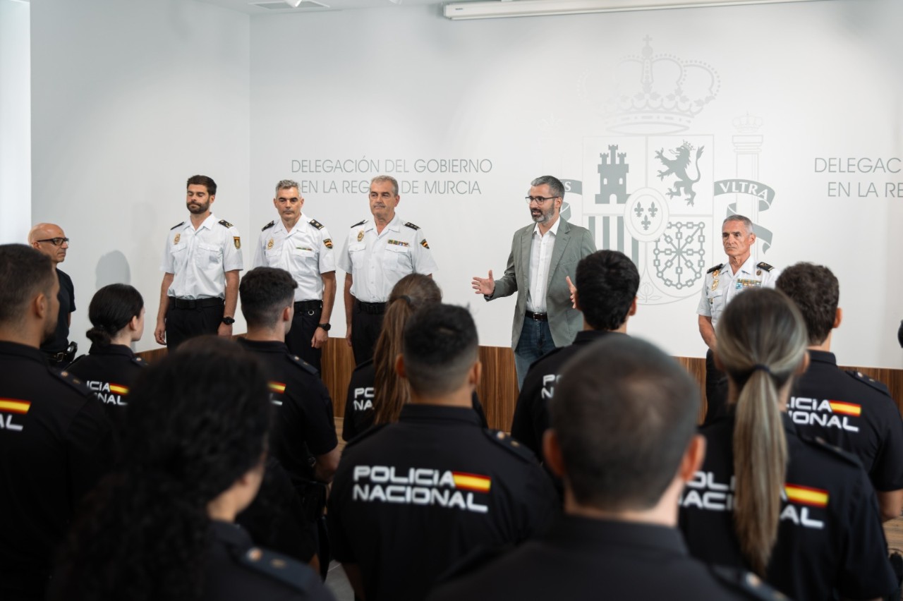 Lucas, dirigiéndose a los agentes