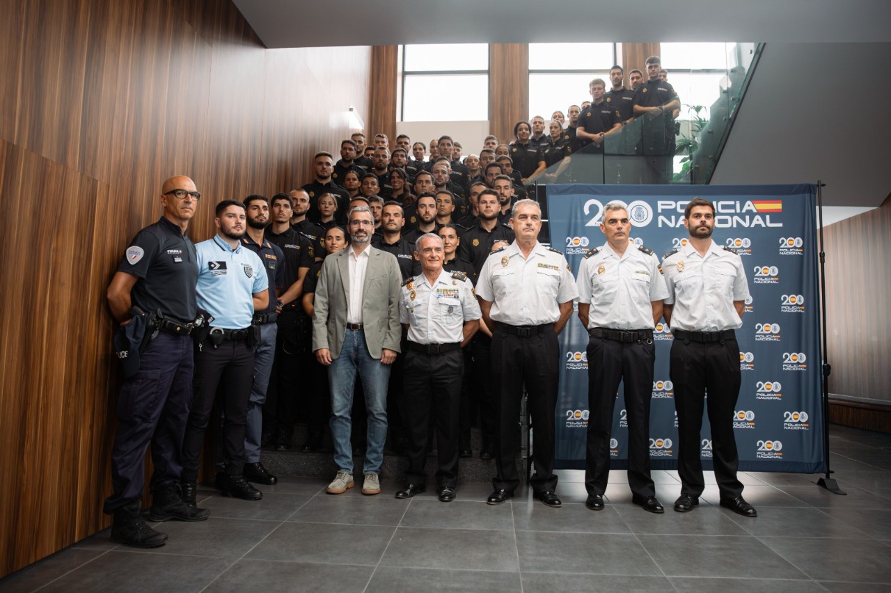 Foto de grupo con los nuevos policías nacionales