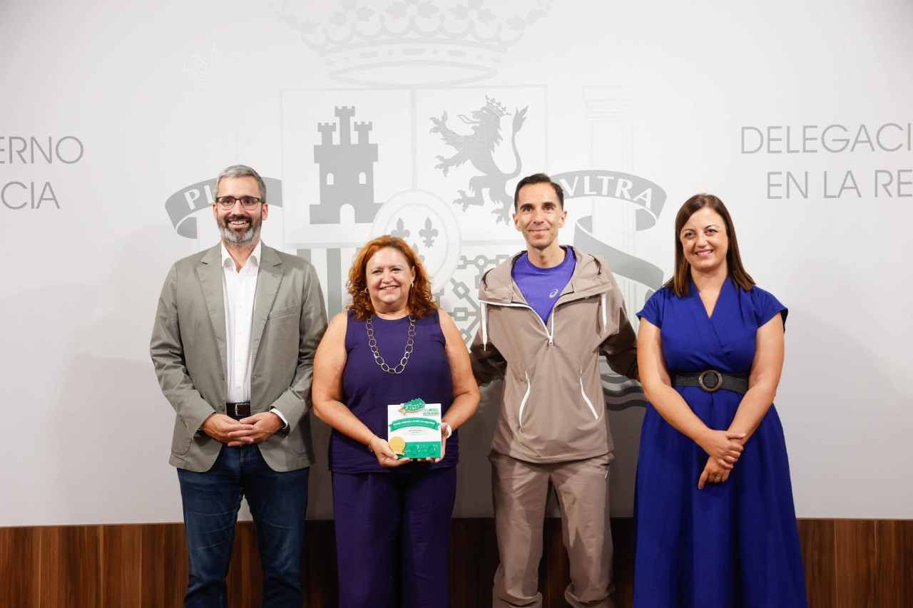 Lucas y la jefa Provincial de Tráfico, con profesores de uno de los centros reconocidos