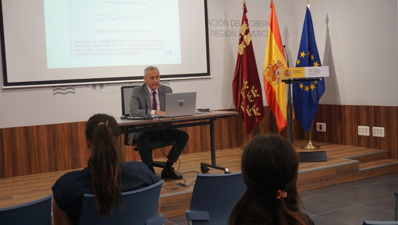El delegado Territorial de AMET, durante la rueda de prensa