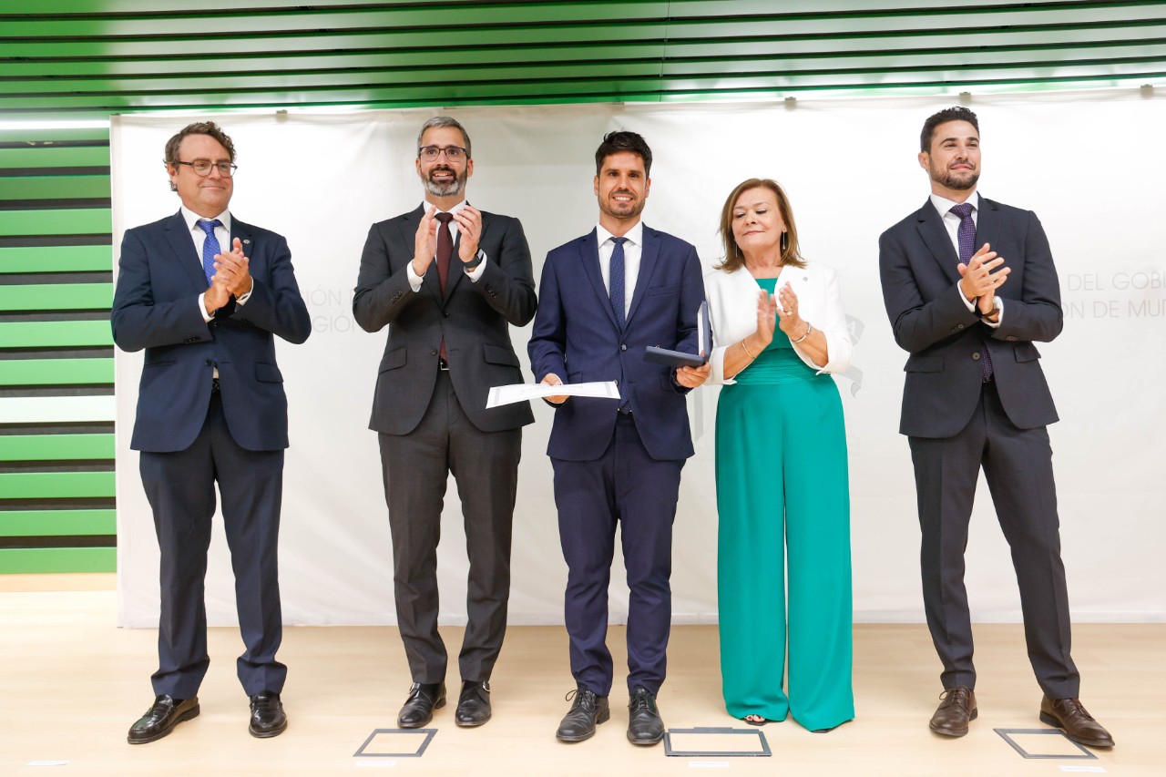 Lucas, entrega uno de los reconocimientos