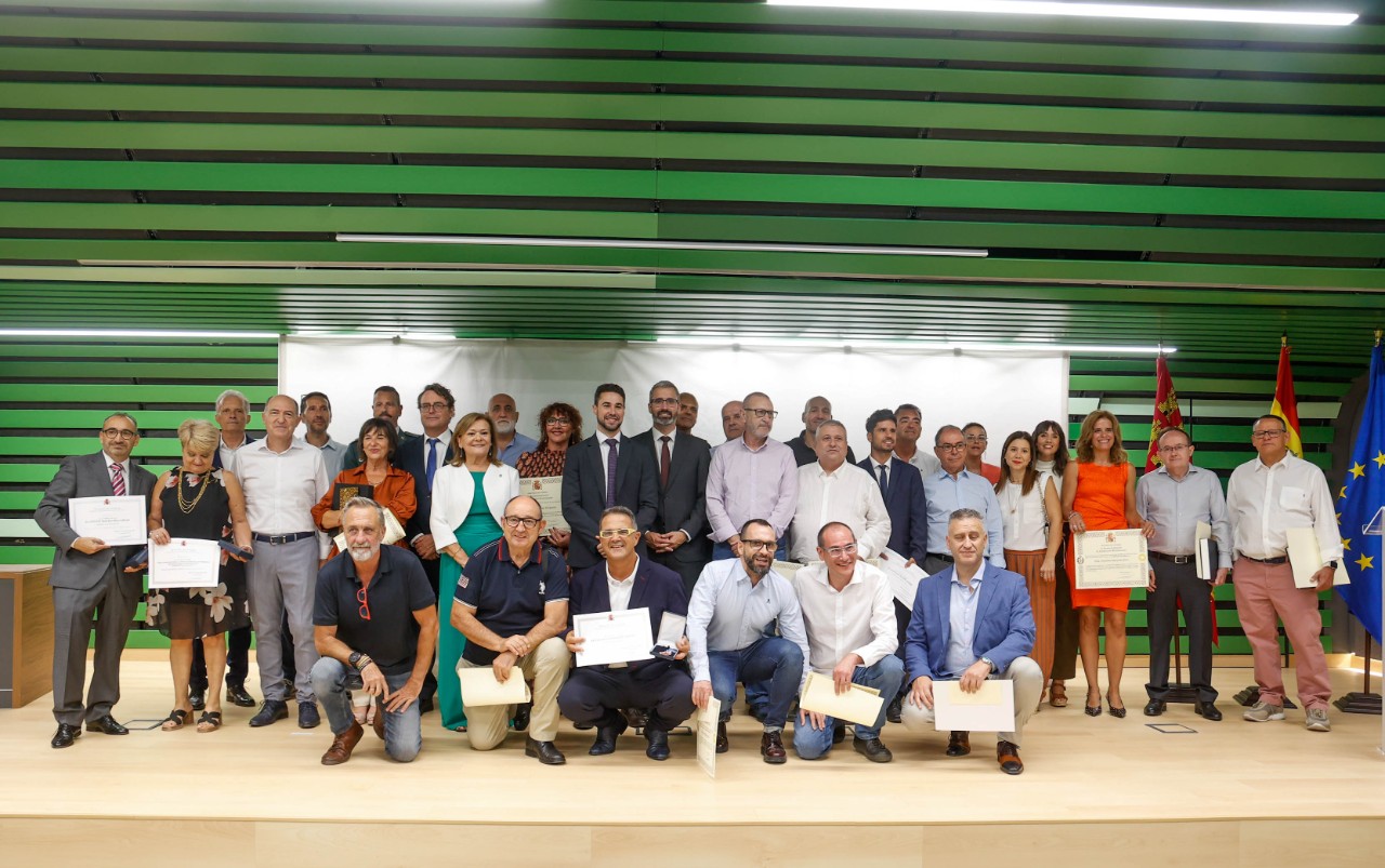 Foto de grupo del delegado del Gobierno con los funcionarios de prisiones