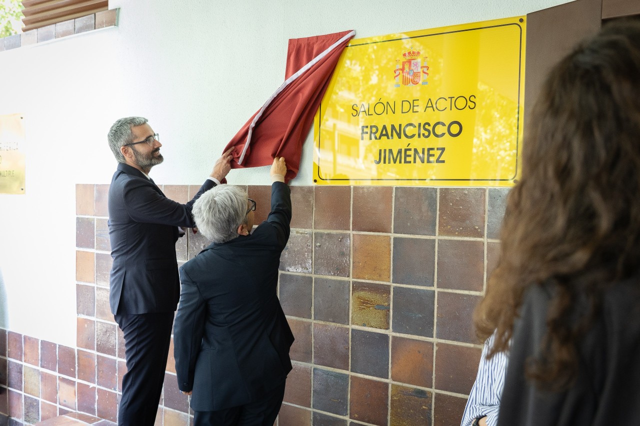 Lucas y la mujer de Paco Jiménez, Ascensión, descubren la placa