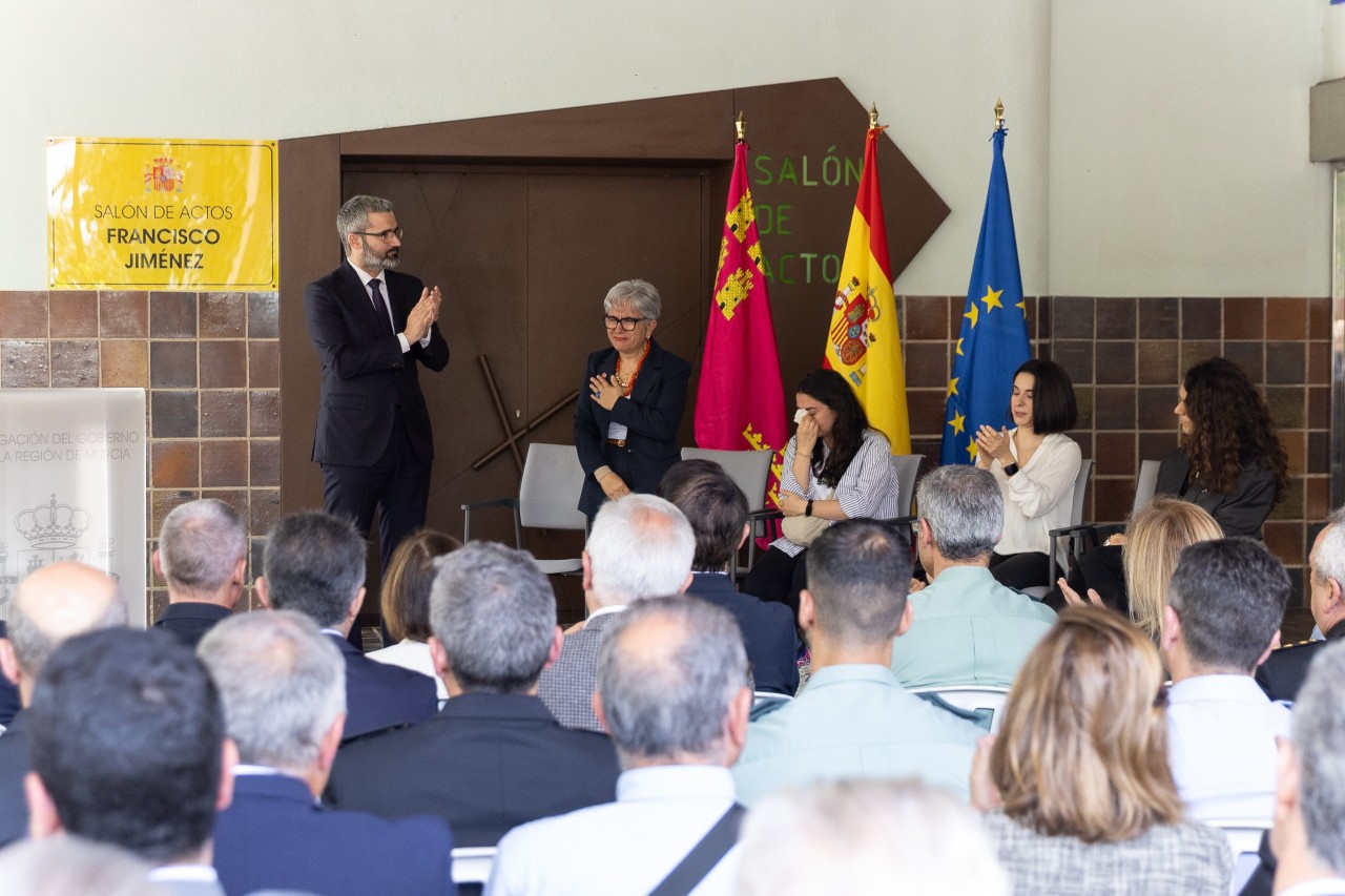 Los asistentes aplauden a la mujer de Paco Jiménez