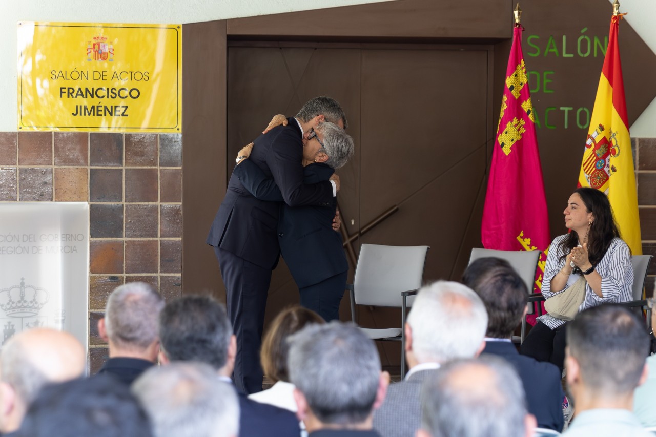 Lucas abraza a la mujer de Francisco Jiménez