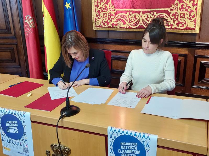 La Delegación del Gobierno y el Instituto Navarro de la Juventud acuerdan extender los puntos violeta a las 29 oficinas de información juvenil