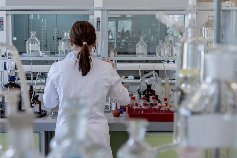 Persona trabajando en un laboratorio